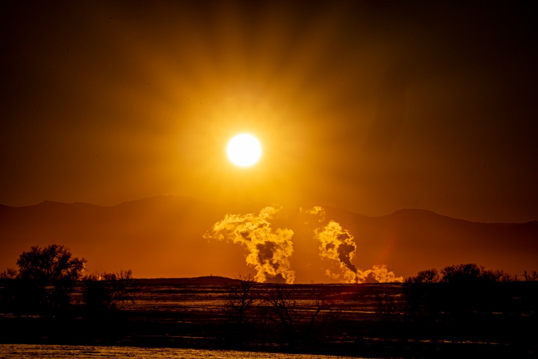 Environmental comparison between solar and fossil fuels